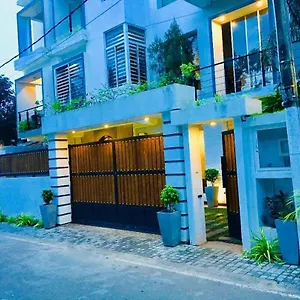 Motel 8+, Negombo